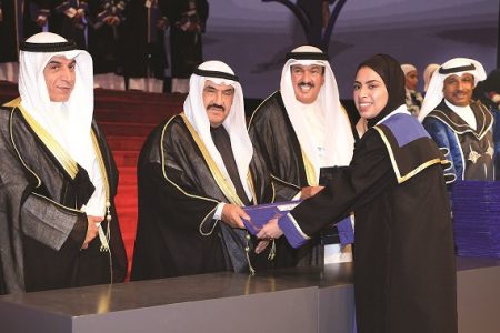 ناصر المحمد كرَّم متفوقي «التدريب» في «التطبيقي»