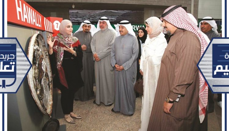 د.عبدالمحسن الحويلة وعبدالعزيز الكندري خلال جولة في المعرض (زين علام) 