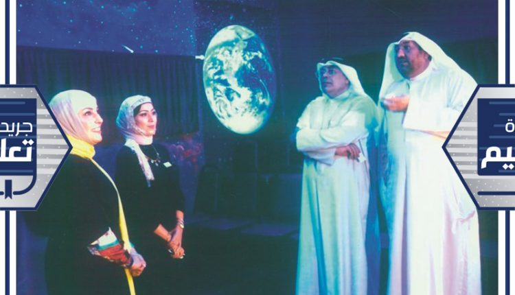 فيصل مقصيد ومديرة المدرسة نجاة القلاف والمديرة المساعدة أحلام بوناجمة
