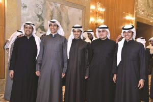 علي مرزوق الغانم يتوسط محمد العتيبي وعددا من مؤيدي انصار الوحدة