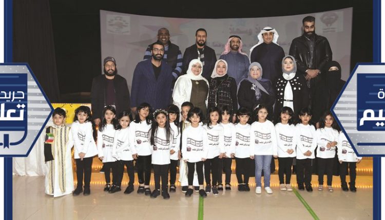 وليد العومي ونادية المسلم وعدد من المشاركين والمشاركات في دورة صناعة الأفلام الصغيرة (أحمد علي)