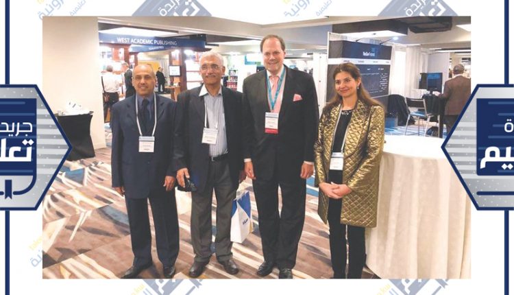 وفد كلية القانون الكويتية مع أحد منظمي المؤتمر﻿