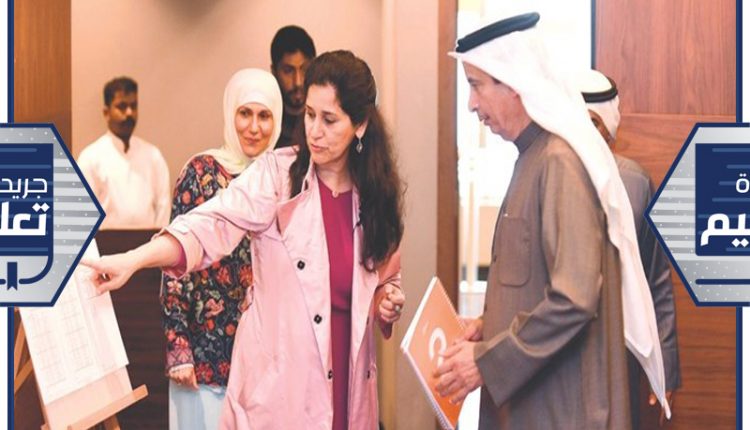 الشيخة انتصار سالم العلي ود.يوسف الإبراهيم يطلعان على جدول محاضرات البرنامج وتبدو رقية حسين﻿