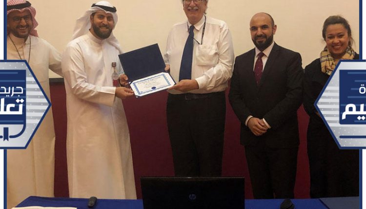 جانب من تكريم المحاضر عقب انتهاء الورشة