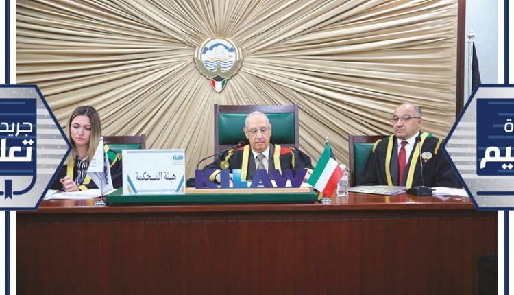 أ. د. علي القهوجي يتوسط عضوي هيئة المحكمة د. فرح ياسين ود. خالد التلاحمة ﻿