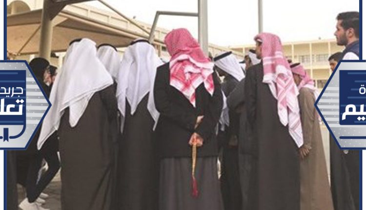 تجمع طلابي حول الشكاوى من مشاكل التسجيل في الباي فورس
