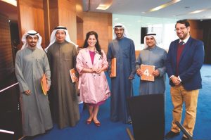 الشيخة انتصار سالم العلي ود.يوسف الإبراهيم مع عدد من المشاركين في البرنامج