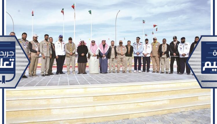 د.سعود الحربي وفيصل مقصيد يتوسطان المشاركين في المخيم الكشفي- (زين علام)﻿