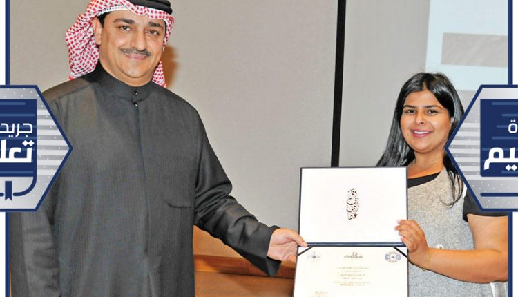 الأستاذ يكرِّم إحدى المشاركات في البرنامج