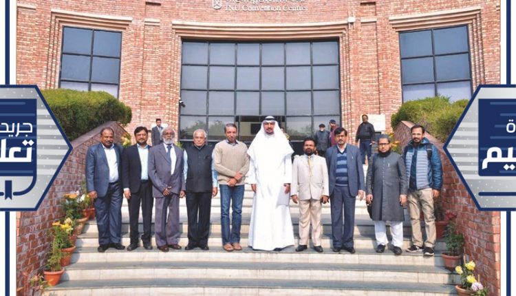 سفيرنا لدى الهند جاسم الناجم مع عدد من المسؤولين واعضاء هيئة التدريس بالجامعة 