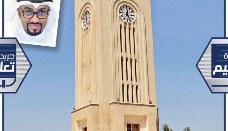 ساعة جامعة الكويت وفي إطار الصورة رئيس لجنة الكنترول في كلية الحقوق بجامعة الكويت د. علي الدوسري