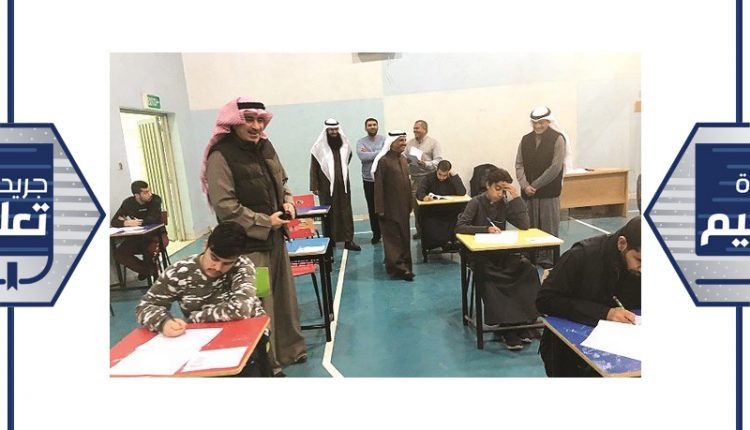 د.سعود الحربي خلال جولته التفقدية في إحدى لجان مدارس منطقة الجهراء ﻿