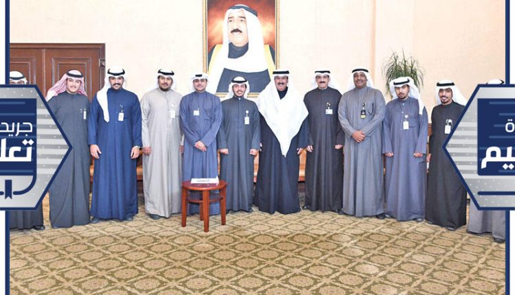 المضف متوسطاً وفد الاتحاد