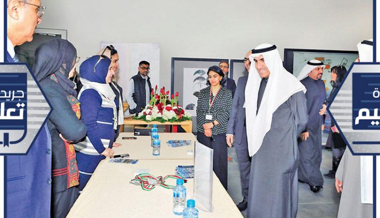 الأنصاري خلال جولته في المعرض