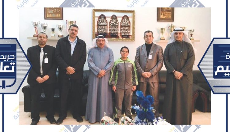 مدير المدرسة بسام المبارك العازمي وشريف فتح الله وسعد الزعبي والطالب وليد الشمري