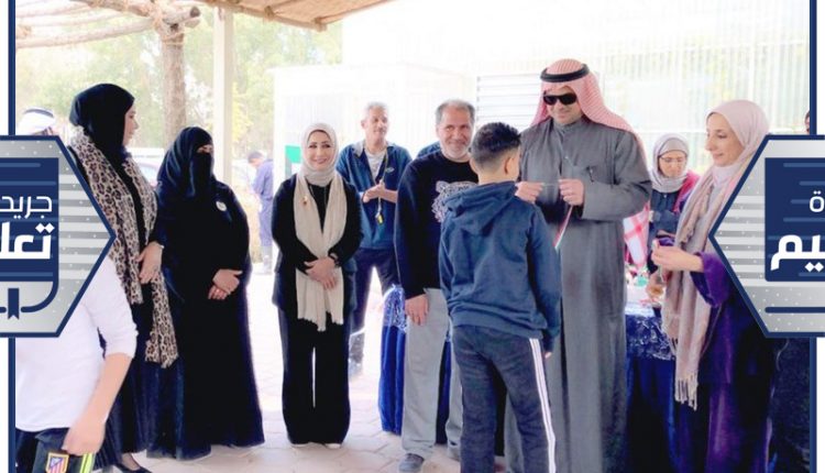 د.مساعد الكريباني مدير إدارة مراكز الشباب ود.أحلام الدرويش مدير إدارة رعاية الشباب مكرمين أحد الطلبة