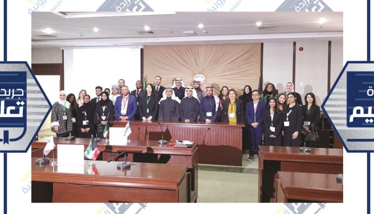 مشعل السبيعي وأ.د.محمد المقاطع وليسلي بن وهناء الإبراهيم مع المحكمين والطلبة المشاركين في المسابقة﻿