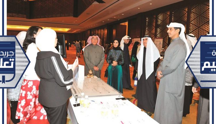 د.حسين الأنصاري وم.حمود الروضان ود.سلام العبلاني خلال جولة في المعرض﻿