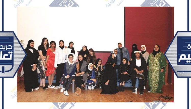 لقطة تذكارية للمشاركات بمسرحية رحلة عبر الزمن في الكويت﻿