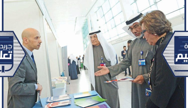 بوحمرا خلال جولته بالمعرض