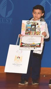 عمر عوض الرمضان يتسلم شهادة التكريم