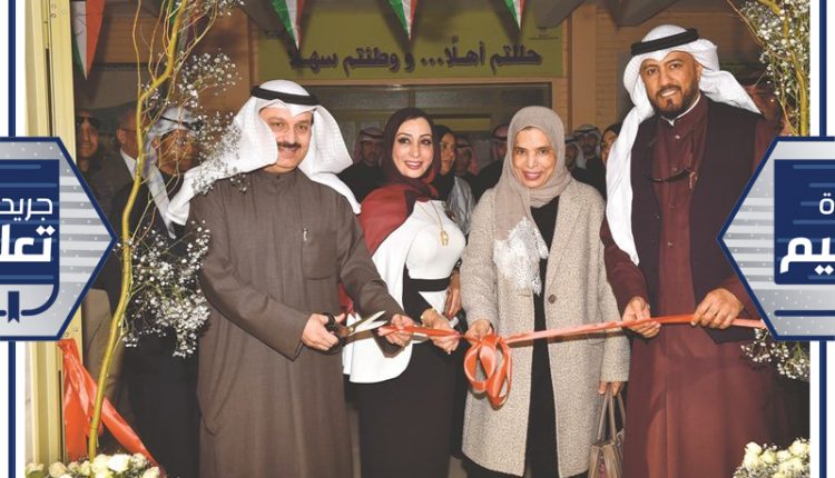 د. ماجد العلي وهيفاء الايود والحضور لدى افتتاح المعرض (متين غوزال)
