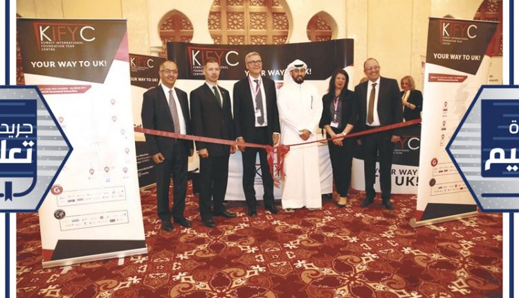 تيم فاوز ومايكل جوردن ود.خالد البقاعين خلال افتتاح المعرض (زين علام)﻿