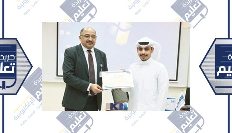 د.خالد التلاحمة يسلم الطالب حمد فيصل الهاجري شهادته﻿