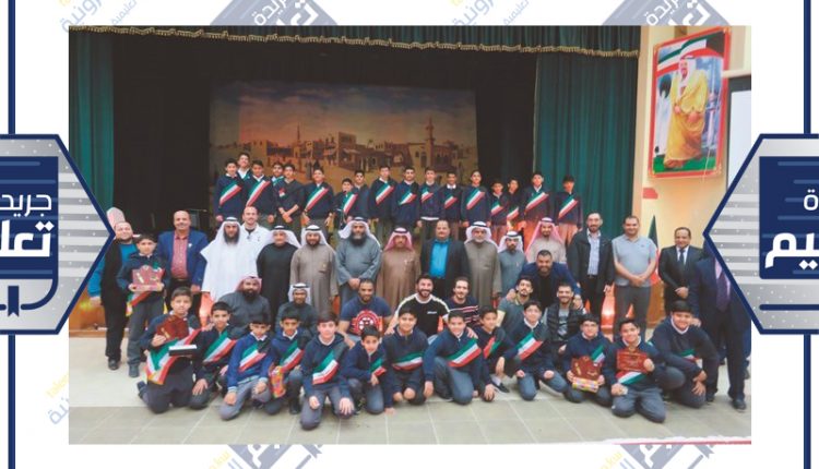 مدير المدرسة عماد الغنايم والمدير المساعد للشؤون الادارية سلطان العتيبي وأعضاء هيئة التدريس في لقطة تذكارية مع المتفوقين