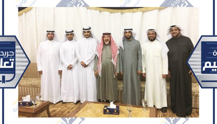 مستشار الإدارة العامة الزميل يوسف عبدالرحمن مهنئا رئيس وأعضاء جمعية المعلمين﻿