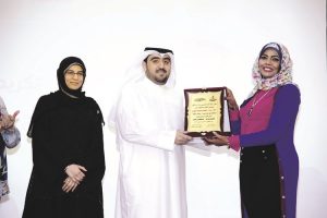 أمل الرندي تقدم درعا إلى الكاتب الشيخ محمد الصباح
