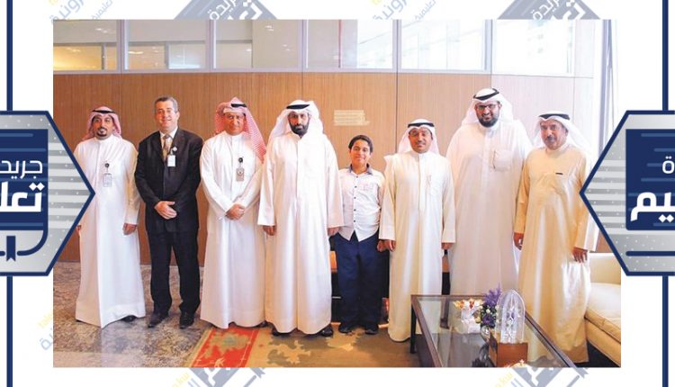 د.عبدالمحسن الحويلة مستقبلا الطالب وليد الشمري بحضور د.سلمان اللافي وعبدالعزيز المحمد وبسام العازمي وسعد الزعبي وشريف السباع