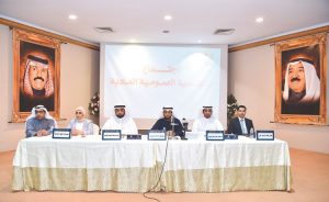 مطيع العجمي مع الحضور خلالالجمعية العمومية لجمعية المعلمين- (ريليش كومار)
