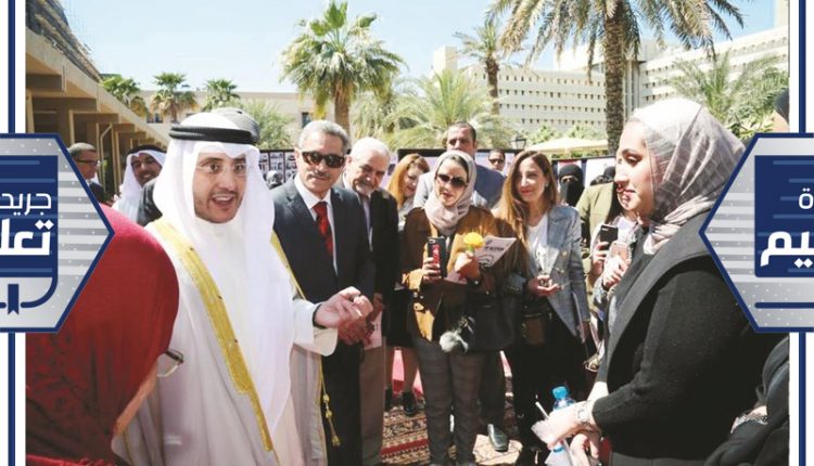 الشيخ د.أحمد ناصر المحمد متحدثا مع مجموعة من طلبة كلية الآداب﻿