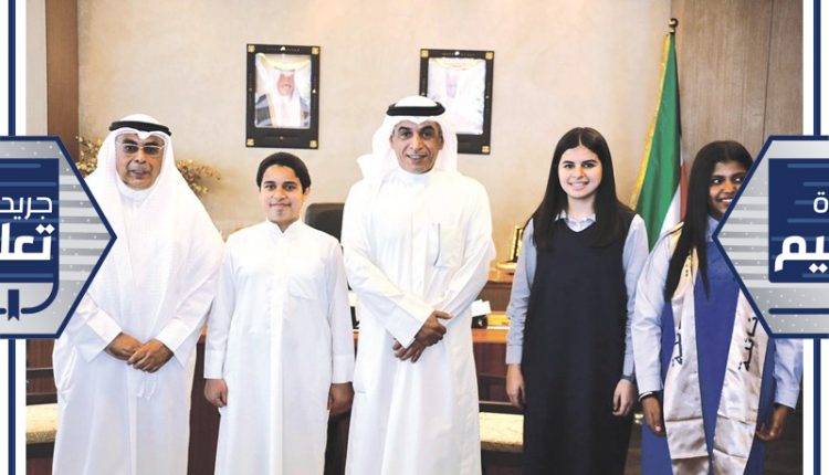 د. حامد العازمي مستقبلا الطلبة غلا حمود العنزي ووليد أحمد الشمري وريان مؤيد الرفاعي بحضور فيصل المقصيد