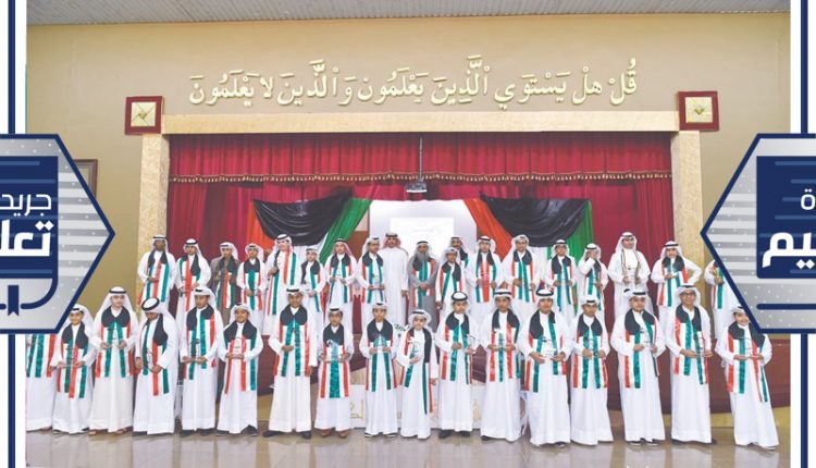 إدارة المدرسة مع الطلبة المكرمين خلال الحفل (محمد هنداوي) ﻿