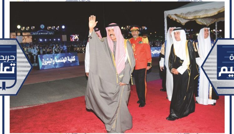 سمو ولي العهد الشيخ نواف الأحمد يحيي الحضور لدى وصوله الى مقر الحفل ﻿