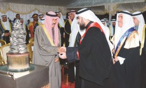 تقديم هدية تذكارية لسمو ولي العهد الشيخ نواف الاحمد