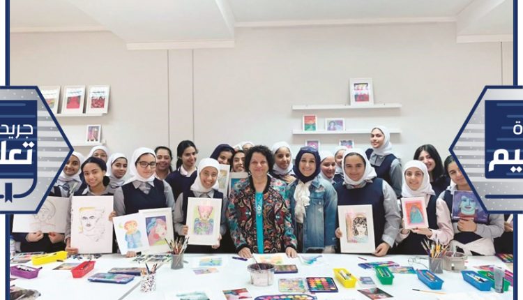 الفنانة ثريا البقصمي متوسطة المعلمات والطالبات خلال المحاضرة ﻿