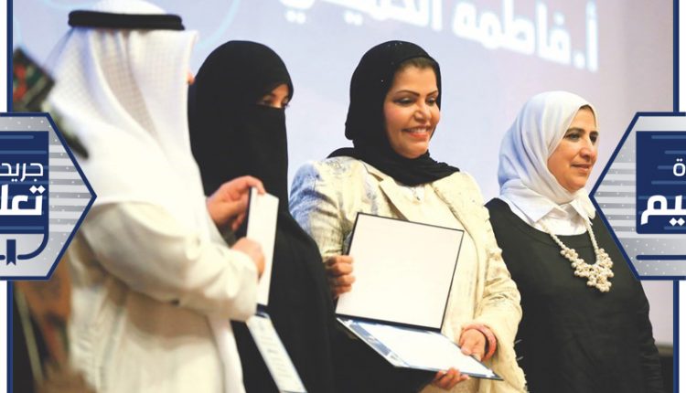 تكريم إحدى المشاركات في ملتقى مبدعين﻿