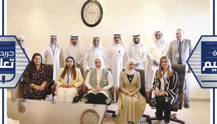 د.محمد المقاطع ود.يوسف العلي يتوسطان المكرمين﻿