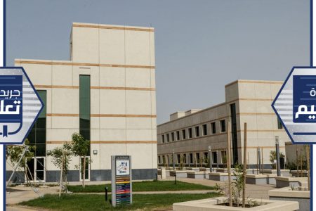 استاذ في التربية الاساسية يجري تجربة امتحان بلا رقيب