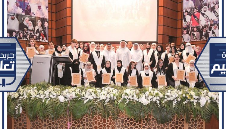 صورة جماعية لبعض الفائقين مع د.يوسف الإبراهيم ود.نايف المطيري ود.محمد الزكري ﻿