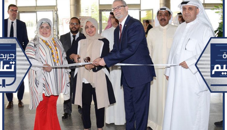 السفير الأميركي والماجد خلال افتتاح المعرض