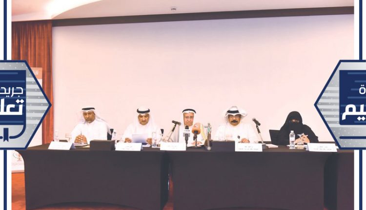 إبراهيم البغلي وعلي حسن والمشاركون في إعلان الفائزين بمسابقات البغلي التي تم تنظيمها بالتعاون بين مبرة البغلي للابن البار ووزارة التربية (محمد هنداوي)