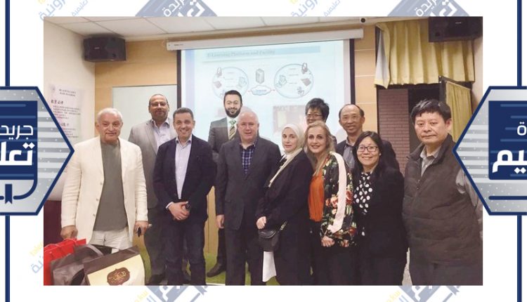 د. بدر العيسى مع الوفود المشاركة في الملتقى ﻿