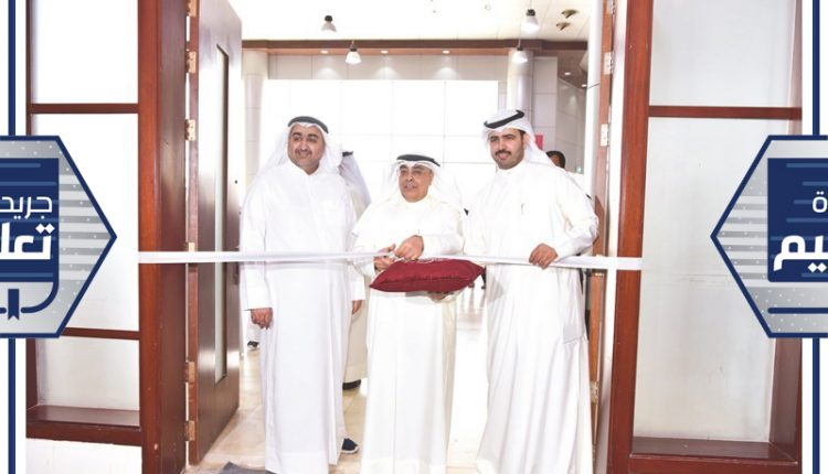 فيصل المقصيد وعبدالرحمن العنزي خلال قص شريط افتتاح معرض امتيازات للمعلمين ﻿