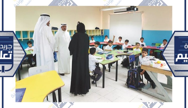 د.سعود الحربي خلال الجولة في إحدى مدارس منطقة مبارك الكبير﻿