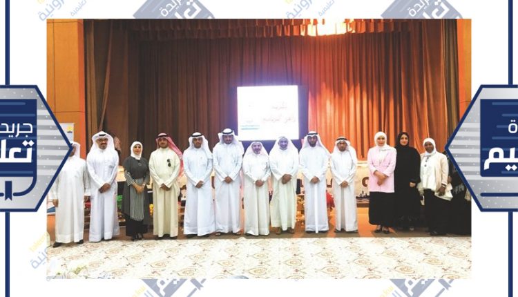 فهدالغيص ومطيع العجمي يتوسطان المشاركين في البرنامج