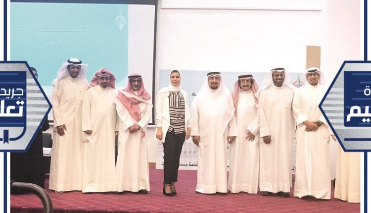 المحامية هديل العنزي وعدد من الأكاديميين والحضور في الندوة﻿